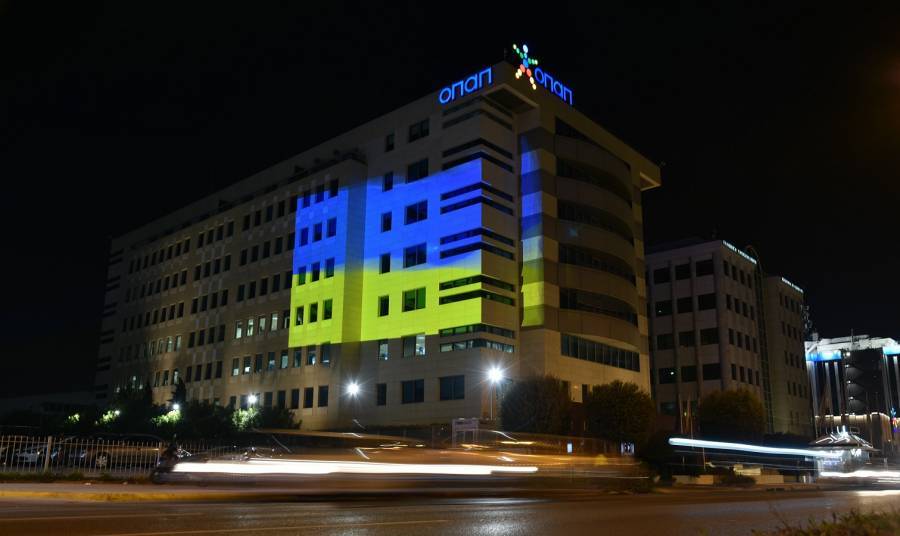 Στα χρώματα της ουκρανικής σημαίας τα κεντρικά γραφεία του ΟΠΑΠ