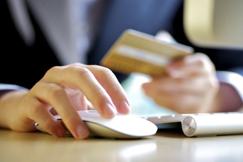 Στη μάχη της φοροδιαφυγής, μέσω "εξοστρακισμού" του φυσικού χρήματος