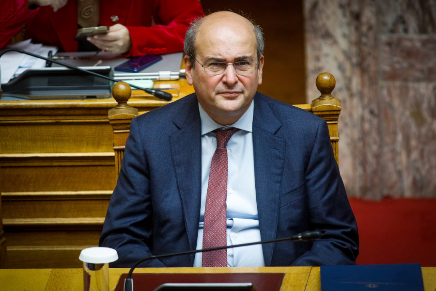 Χατζηδάκης-Κατώτατος μισθός: Σημαντική αύξηση, που δεν θα προκαλεί, όμως, προβλήματα