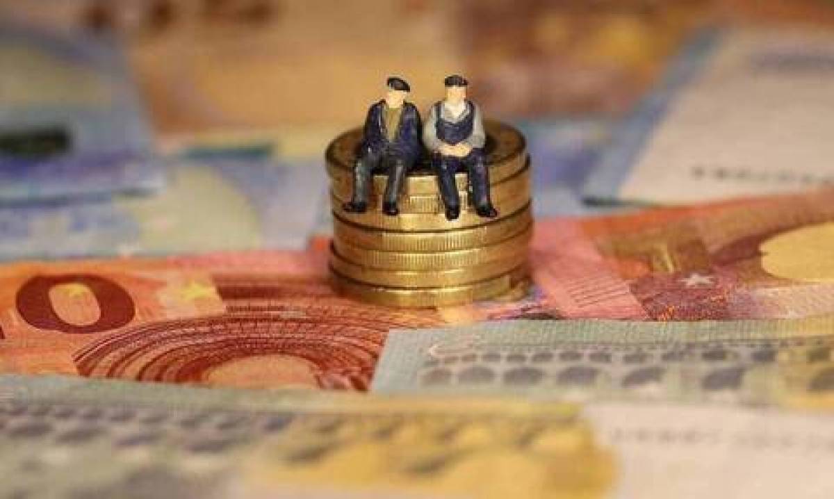 Καταβάλλονται προκαταβολές εθνικής σύνταξης και αναδρομικά σε 30.000 δικαιούχους