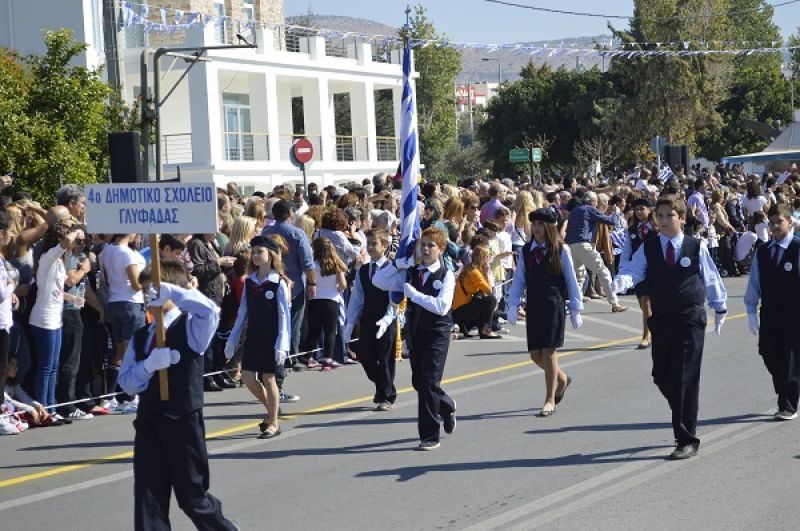 Πολιτικός πόλεμος για την... υποστολή της αριστείας