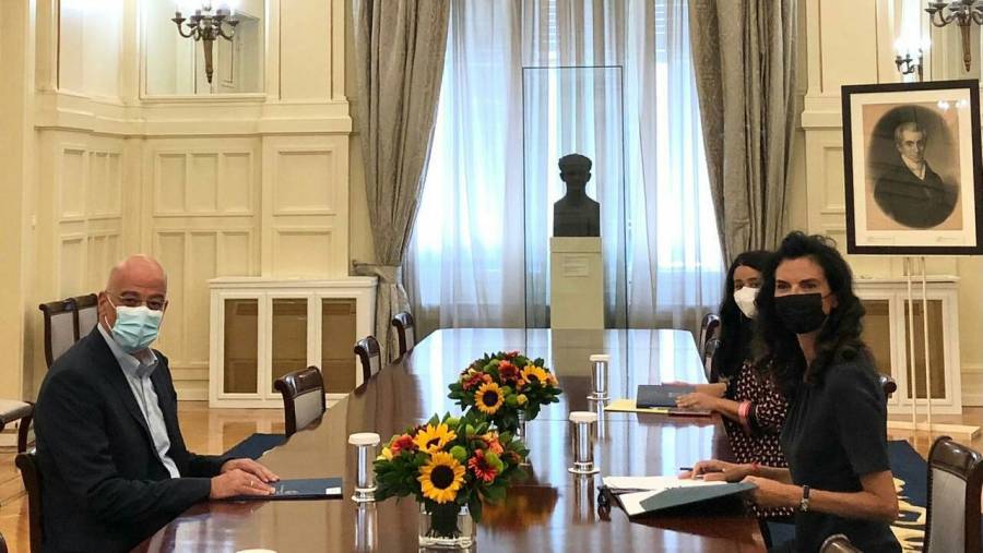 Δένδιας: Συνάντηση με την πρέσβη της Ιταλίας-Έμφαση στη Λιβύη