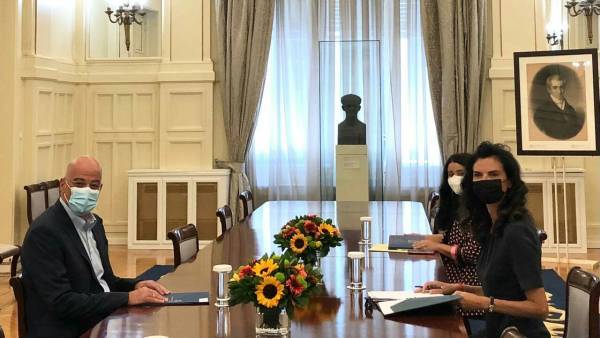 Δένδιας: Συνάντηση με την πρέσβη της Ιταλίας-Έμφαση στη Λιβύη