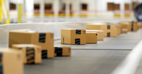 Η Amazon δημιουργεί 100.000 θέσεις πλήρους απασχόλησης στις ΗΠΑ