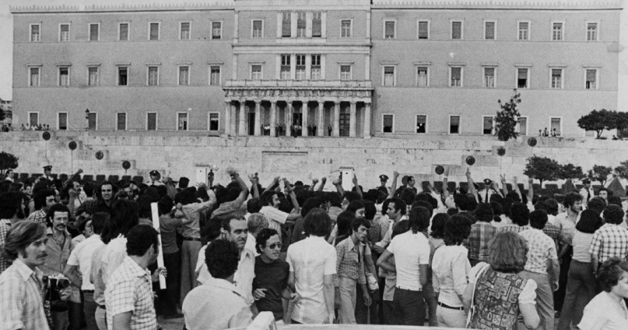 Η Ελλάδα τιμά 52 χρόνια Δημοκρατίας: Μηνύματα ενότητας, μνήμης και ευθύνης από την πολιτική ηγεσία