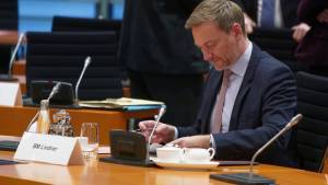 Λίντνερ: Nα αρχίσουμε να μειώνουμε το δημόσιο χρέος στην ΕΕ