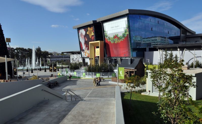 Κι όμως οι καταναλωτές ψωνίζουν στα malls