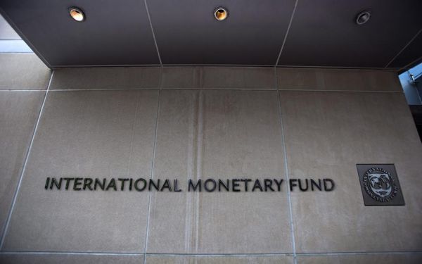 «Πυροβολεί» το ΔΝΤ: Δεν βγαίνουν τα πλεόνασματα-Αυξάνεται το χρέος