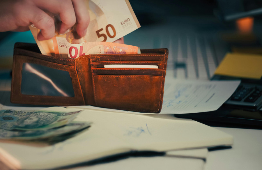Οι προβλέψεις για τους πραγματικούς μισθούς στην Ευρώπη το 2026, με τις προσδοκίες για την Ελλάδα να παραμένουν χαμηλές