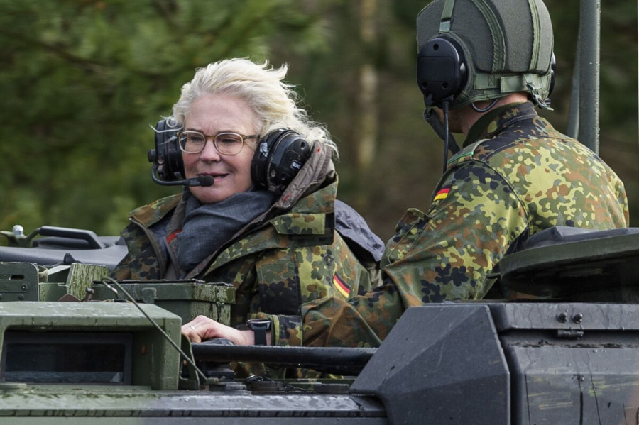 Γερμανία: Παραιτήθηκε η υπουργός Άμυνας, Κριστίνε Λάμπρεχτ