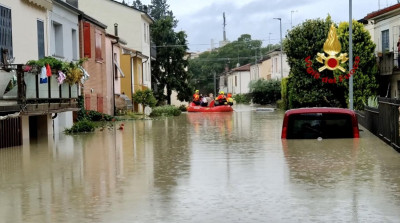 Φονικές πλημμύρες στην Ιταλία: Τουλάχιστον 8 νεκροί, χιλιάδες εκτοπισμένοι