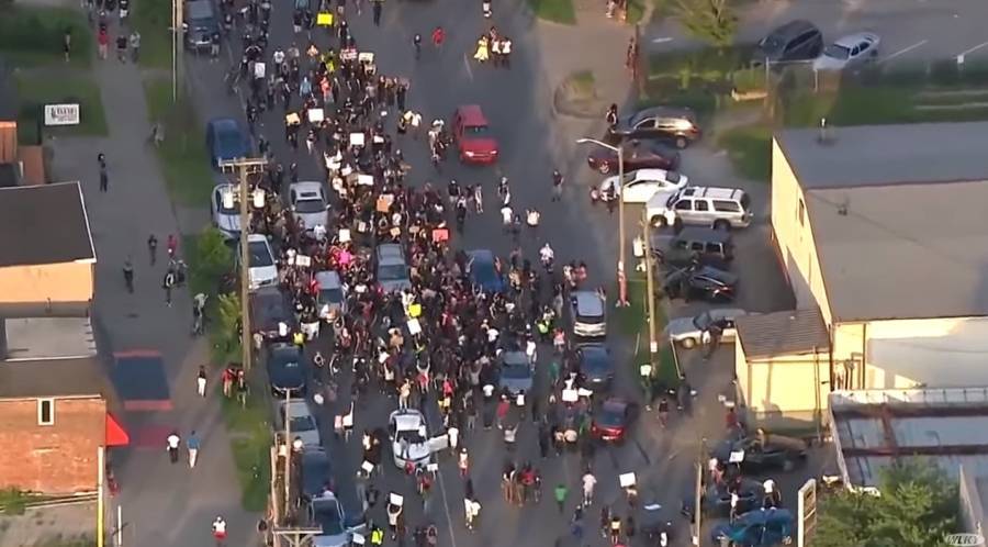 ΗΠΑ: Συνεχίζονται οι διαδηλώσεις-Νεκρός μετά από πυροβολισμούς στο Τέξας