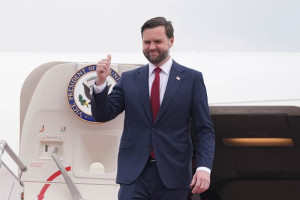 Στην Ελβετία ο Βανς για τις συνομιλίες, ενώ η Τεχεράνη δηλώνει ότι έκλεισε τα Στενά του Ορμούζ