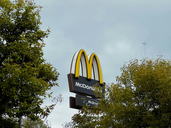 Ισχυρή ανάκαμψη για τη McDonald’s: Κέρδη και πωλήσεις πάνω από τις προσδοκίες για το β’ τρίμηνο