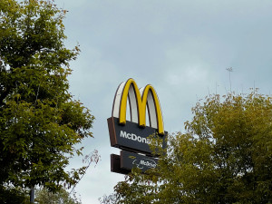 Ισχυρή ανάκαμψη για τη McDonald’s: Κέρδη και πωλήσεις πάνω από τις προσδοκίες για το β’ τρίμηνο