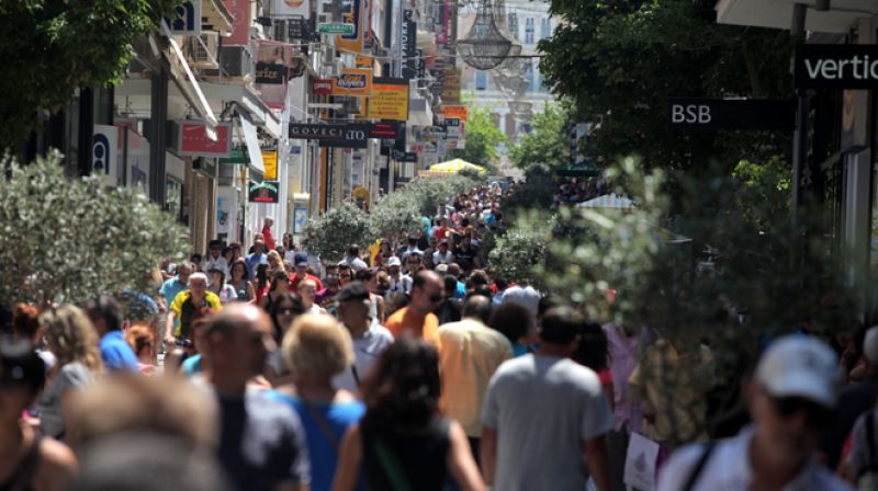 Αντέχουν τα μαγαζιά στην Αθήνα αλλά φθίνουν στον Πειραιά