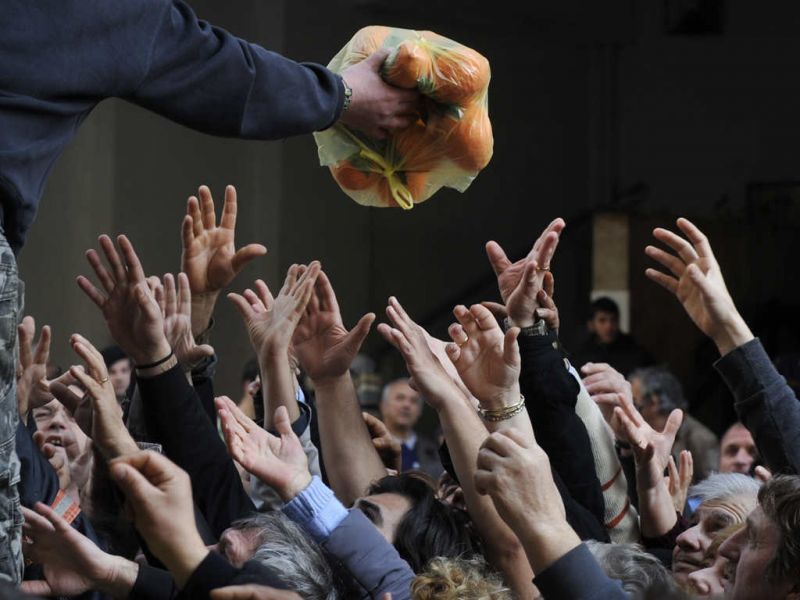 Σε διπλή παγίδα φτώχειας και χρέους πάνω από το 1/3, σύμφωνα με το ΙΜΕ-ΓΣΕΒΕΕ