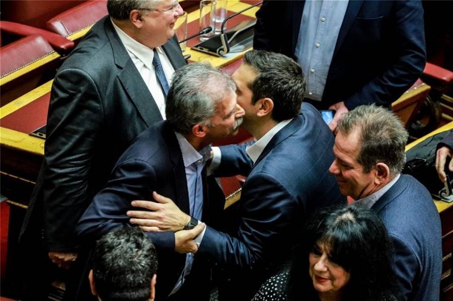 Τα φιλάκια Τσίπρα-Δανέλλη και η επόμενη φάση της πολιτικής φαρσοκωμωδίας