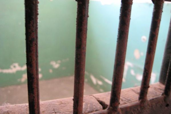 «Καθήλωση» σε κρατούμενους και εγκλεισμό ανηλίκων επιβάλλει το Λουξεμβούργο