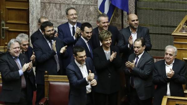 Τι αναφέρουν τα διεθνή ΜΜΕ για την ψήφο εμπιστοσύνης