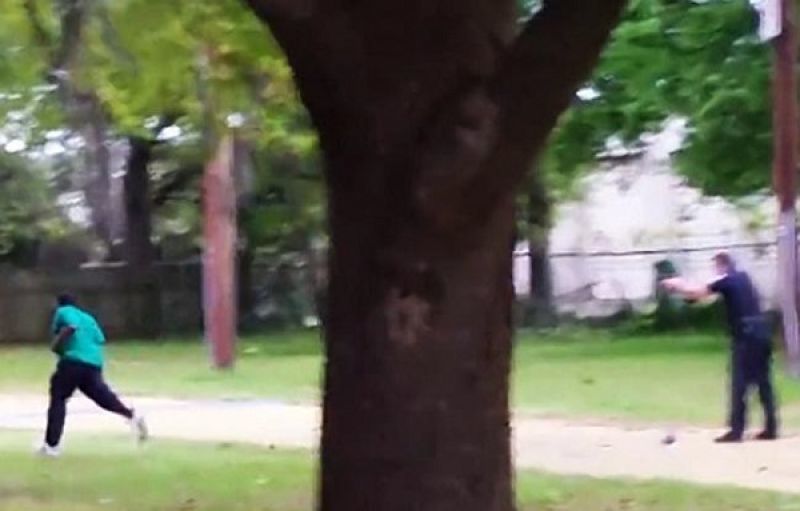 ΗΠΑ: Αστυνομικός σκοτώνει εν ψυχρώ Αφροαμερικανό (vid)