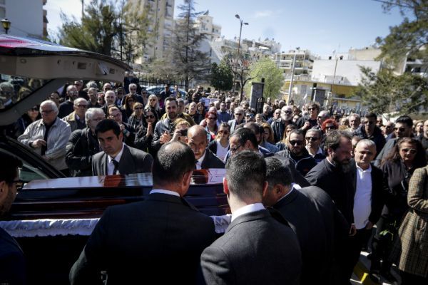 Πλήθος καλλιτεχνών στην κηδεία του Χρήστου Σιμαρδάνη