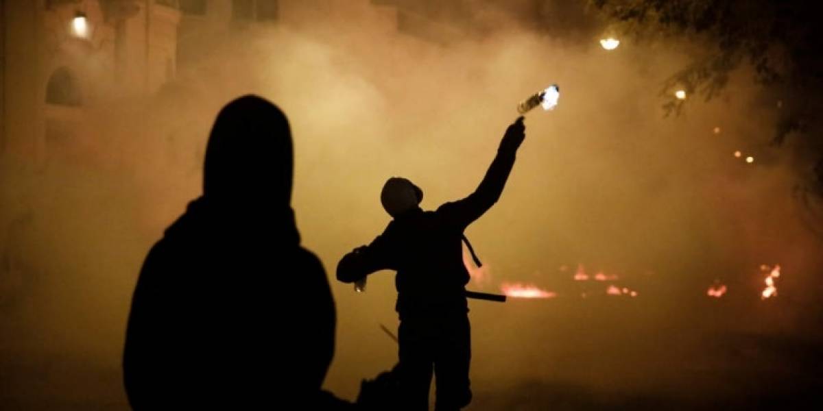 Καταδρομική επίθεση κουκουλοφόρων με μολότοφ στο Α.Τ. Καισαριανής