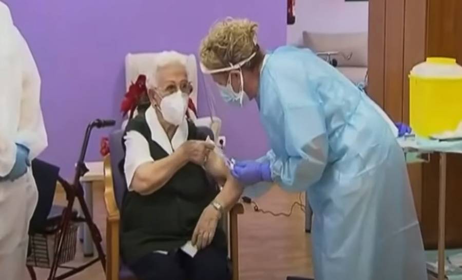 Κορονοϊός: Μια 96χρονη έκανε πρώτη το εμβόλιο στην Ισπανία