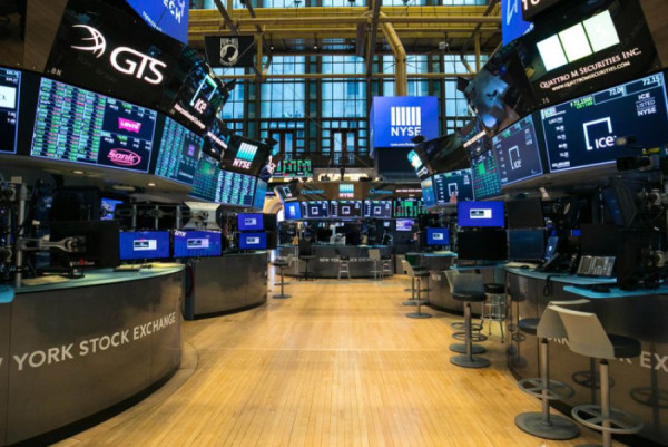 Οριακές διακυμάνσεις στη Wall Street υπό το φόβο «τσουχτερών» επιτοκίων