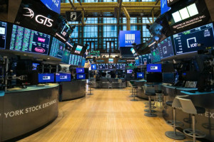 Οριακές διακυμάνσεις στη Wall Street υπό το φόβο «τσουχτερών» επιτοκίων