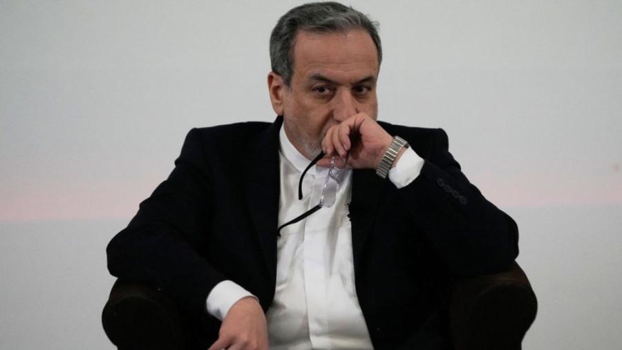 «Διευκρινίσεις» ζητούν τα ιρανικά ΜΜΕ μετά την ανάρτηση Αραγτσί για τα Στενά του Ορμούζ