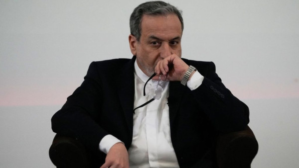 «Διευκρινίσεις» ζητούν τα ιρανικά ΜΜΕ μετά την ανάρτηση Αραγτσί για τα Στενά του Ορμούζ