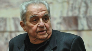 Πλήθος κόσμου στην πολιτική κηδεία του Αλέκου Φλαμπουράρη