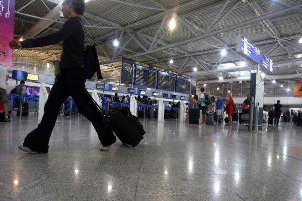 «Εξαφανίστηκαν» (μείωση 98,7%) οι ταξιδιωτικές εισπράξεις τον Απρίλιο