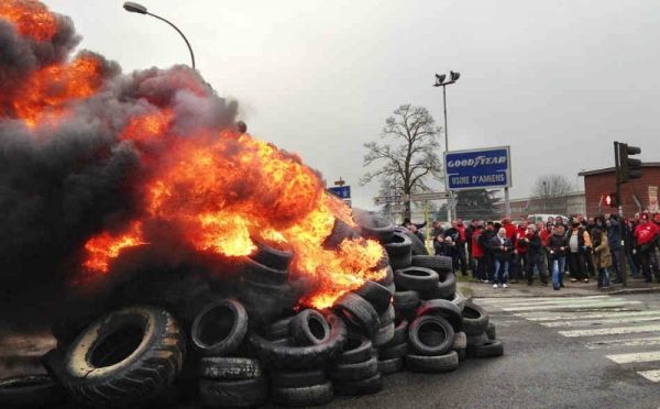Γαλλία: Εργαζόμενοι στη Goodyear κράτησαν υπό ομηρεία επί 30 ώρες δυο διευθυντικά στελέχη