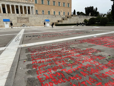 Βουλή: Φοιτητές ξανάγραψαν τα ονόματα των 57 θυμάτων στα Τέμπη