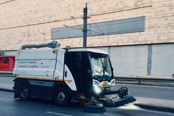 Επιχείρηση καθαριότητας-απολύμανσης με μεγάλα μηχανήματα στο Νέο Κόσμο (photos)
