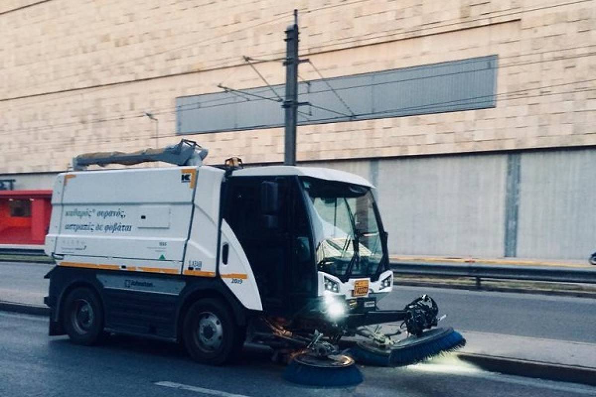 Επιχείρηση καθαριότητας-απολύμανσης με μεγάλα μηχανήματα στο Νέο Κόσμο (photos)