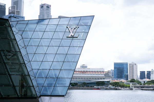 LVMH: Εκτός ευρωπαϊκού top 10 – Επιστροφή στα επίπεδα πανδημίας