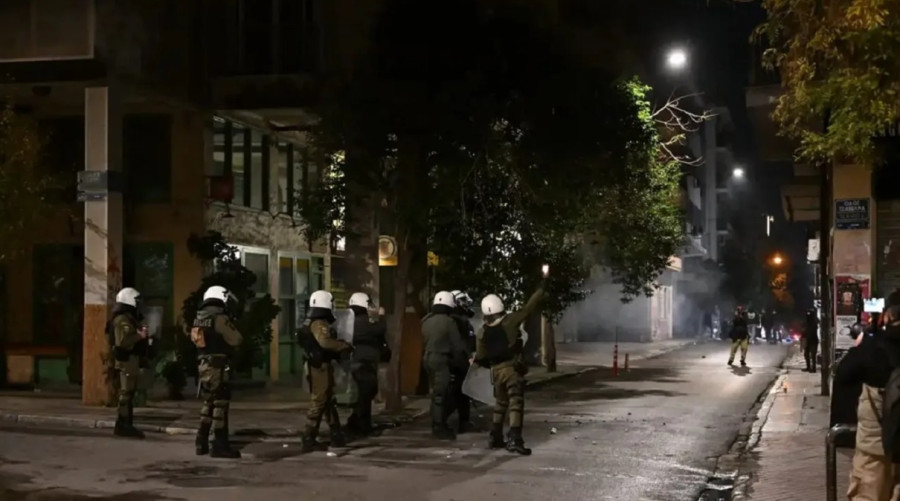 Επεισόδια στα Εξάρχεια – Επίθεση με μολότοφ και προσαγωγές