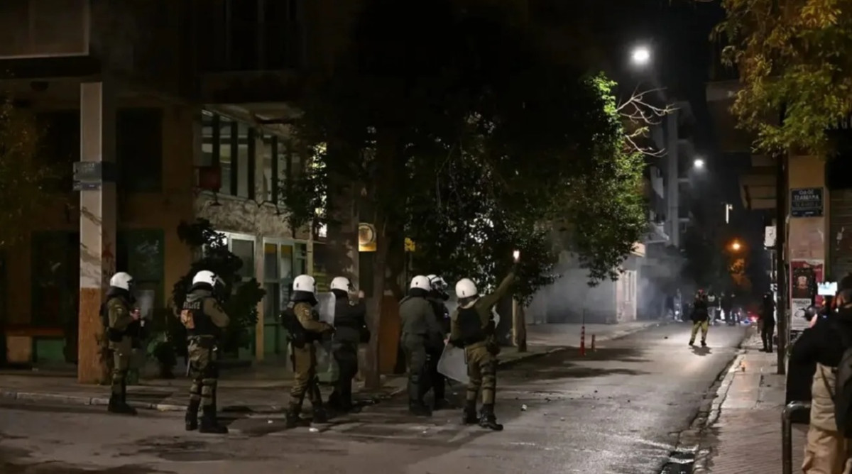 Επεισόδια στα Εξάρχεια – Επίθεση με μολότοφ και προσαγωγές