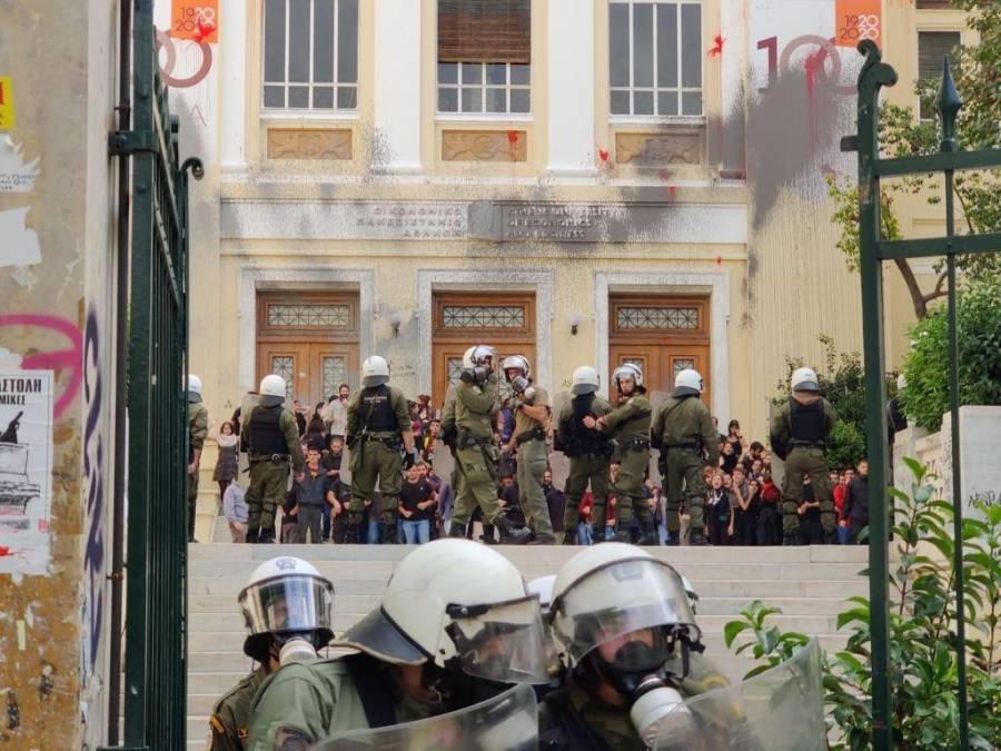 Νέα επεισόδια μεταξύ ΜΑΤ - κουκουλοφόρων στην ΑΣΟΕΕ