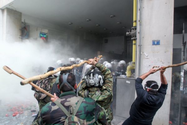 Αγρότες: Χημικά στο υπ. Αγροτικής Ανάπτυξης-Θέλουν να φύγουν τα ΜΑΤ
