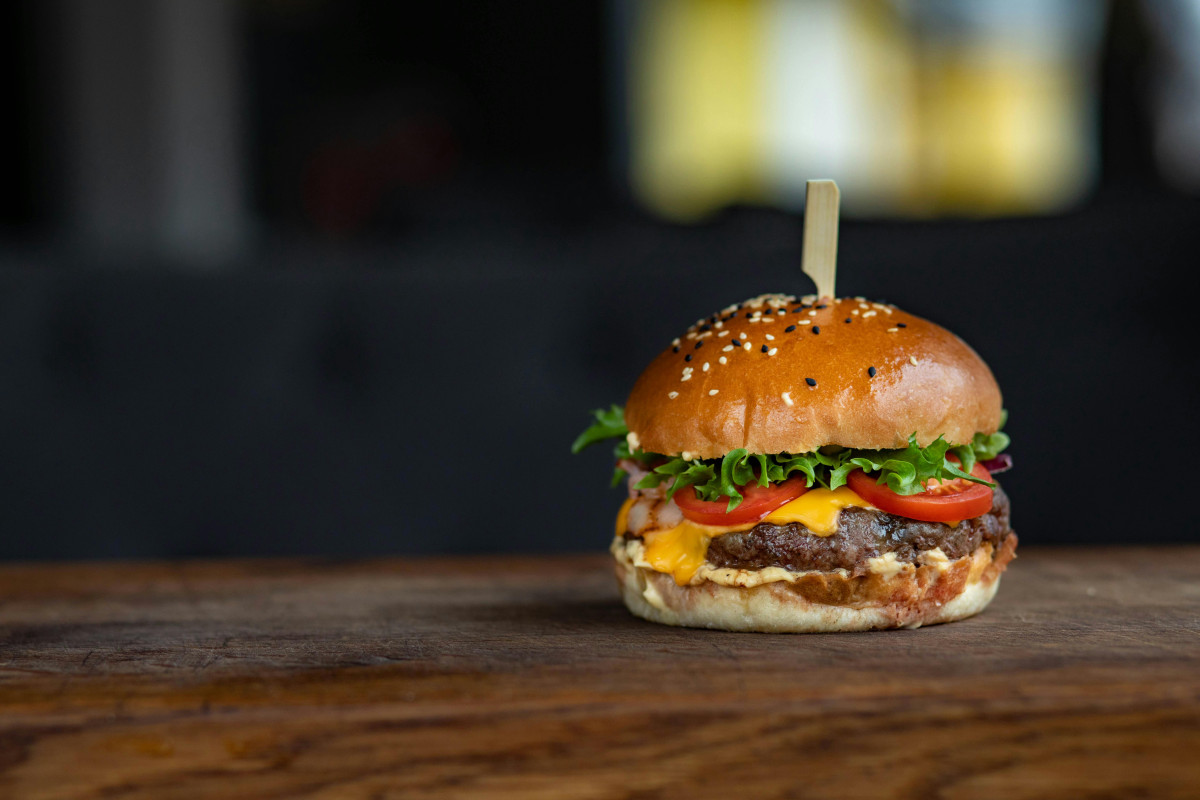 Από burgers μέχρι bar: 10 μαγαζιά που ανακαλύψαμε το 2025 και έγιναν στέκια