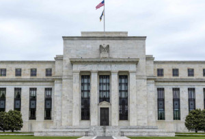Fed: Αμετάβλητα τα επιτόκια, αλλά οι «άνθρωποι του Τραμπ» ζήτησαν μειώσεις