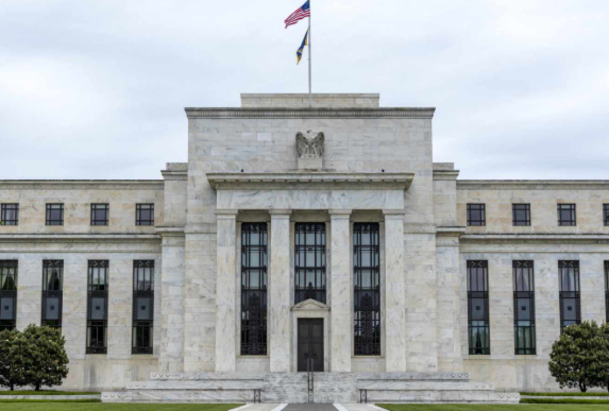 Fed: Αμετάβλητα τα επιτόκια, αλλά οι «άνθρωποι του Τραμπ» ζήτησαν μειώσεις