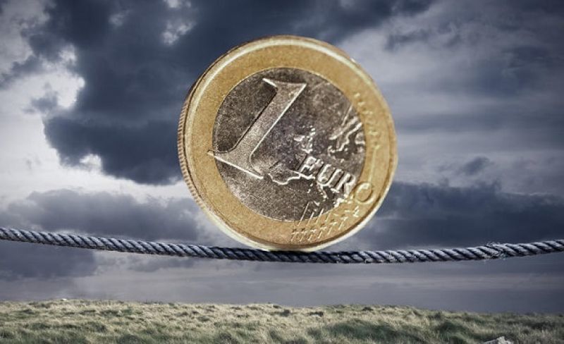 Διαπραγμάτευση σε βαρύ κλίμα κι υπό τη δαμόκλειο σπάθη του χρόνου