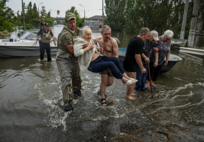 Reuters: Οι Ουκρανοί αντιμέτωποι με κίνδυνο ασθενειών λόγω των πλημμυρών