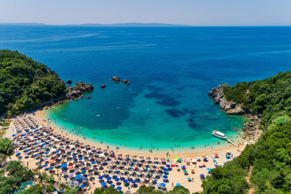 Εντατικοποίηση των ελέγχων στον αιγιαλό και αυστηρά πρόστιμα σε επιχειρήσεις
