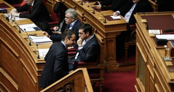 Πολυνομοσχέδιο: Σε θέση μάχης τα κόμματα για απεργίες, επιδόματα, πλειστηριασμούς
